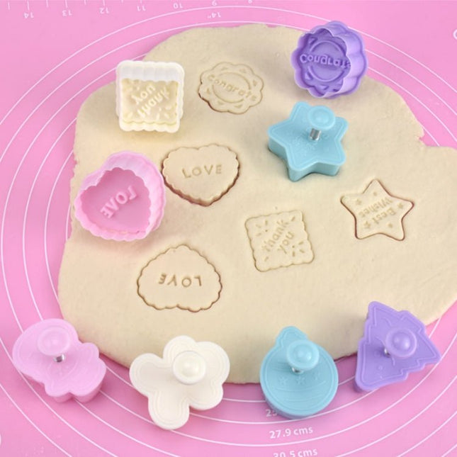 4 in 1 Three - Dimensional Fondant Biscuit Embossing Mold Push - Type Cake Mold Random Style Delivery - DealBuddy