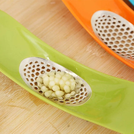 2 PCS Multifunctional Stainless Steel Arc-shaped Garlic Press Household Manual Garlic Crusher, Random Color Delivery