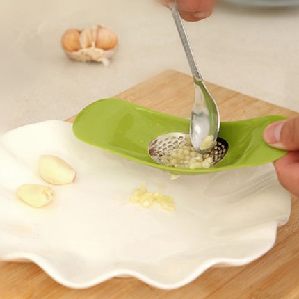 2 PCS Multifunctional Stainless Steel Arc-shaped Garlic Press Household Manual Garlic Crusher, Random Color Delivery