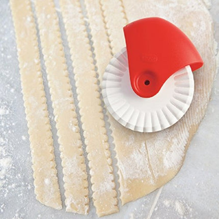 Baking Tools Pasta Cutting Wheel Hemming Wheel Manual Noodle Cutter Roller Knife Creative Kitchen Gadgets - DealBuddy