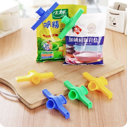 Portable Bag Sealing Clip Out Nozzle Kitchen Preservation Tool, Random Color Delivery - DealBuddy